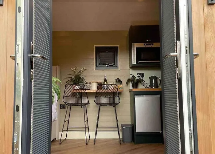 Berwyn Lodge With Private Hot Tub