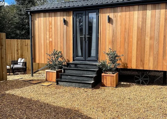 Berwyn Lodge With Private Hot Tub