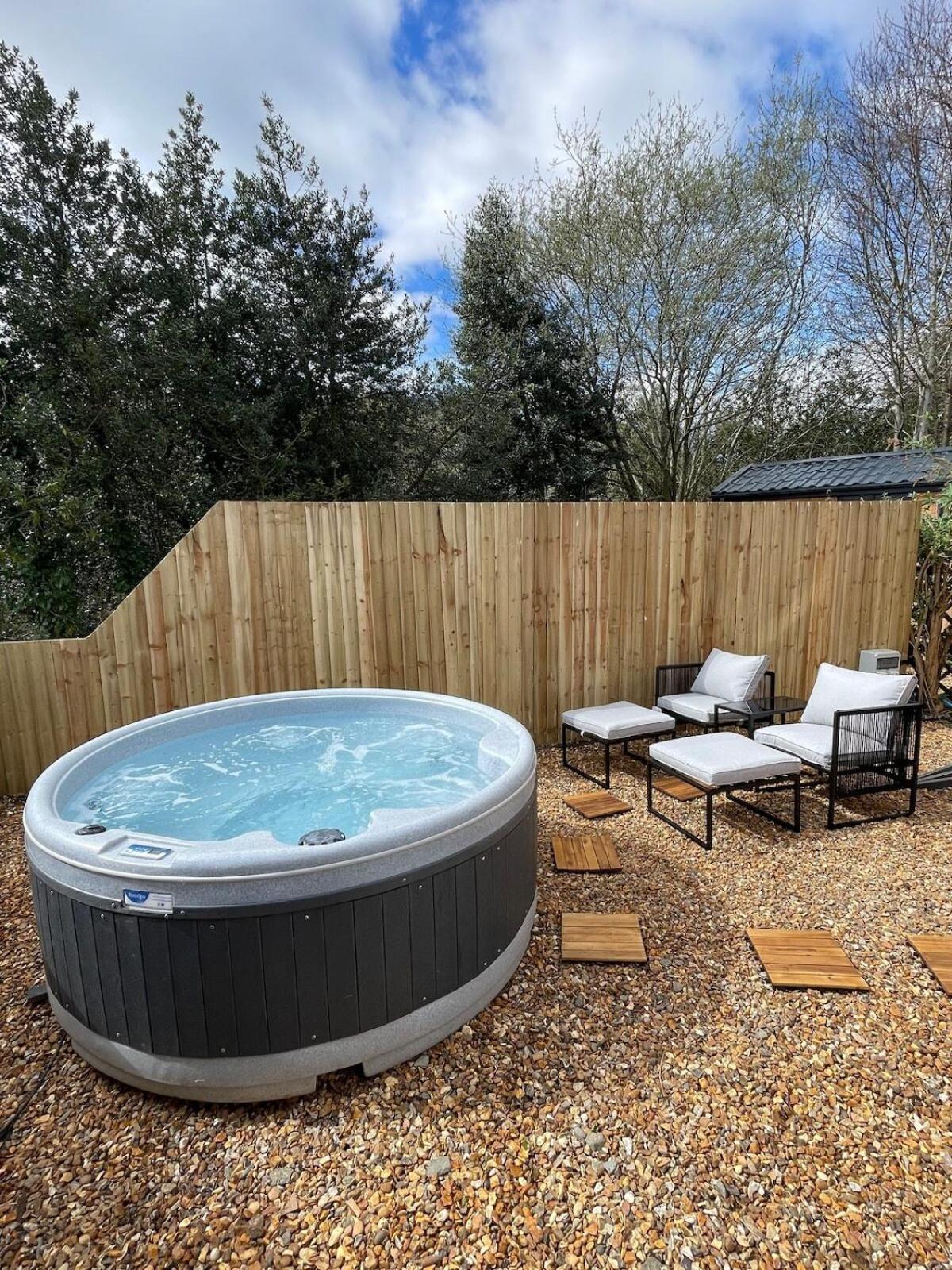 Berwyn With Private Hot Tub *